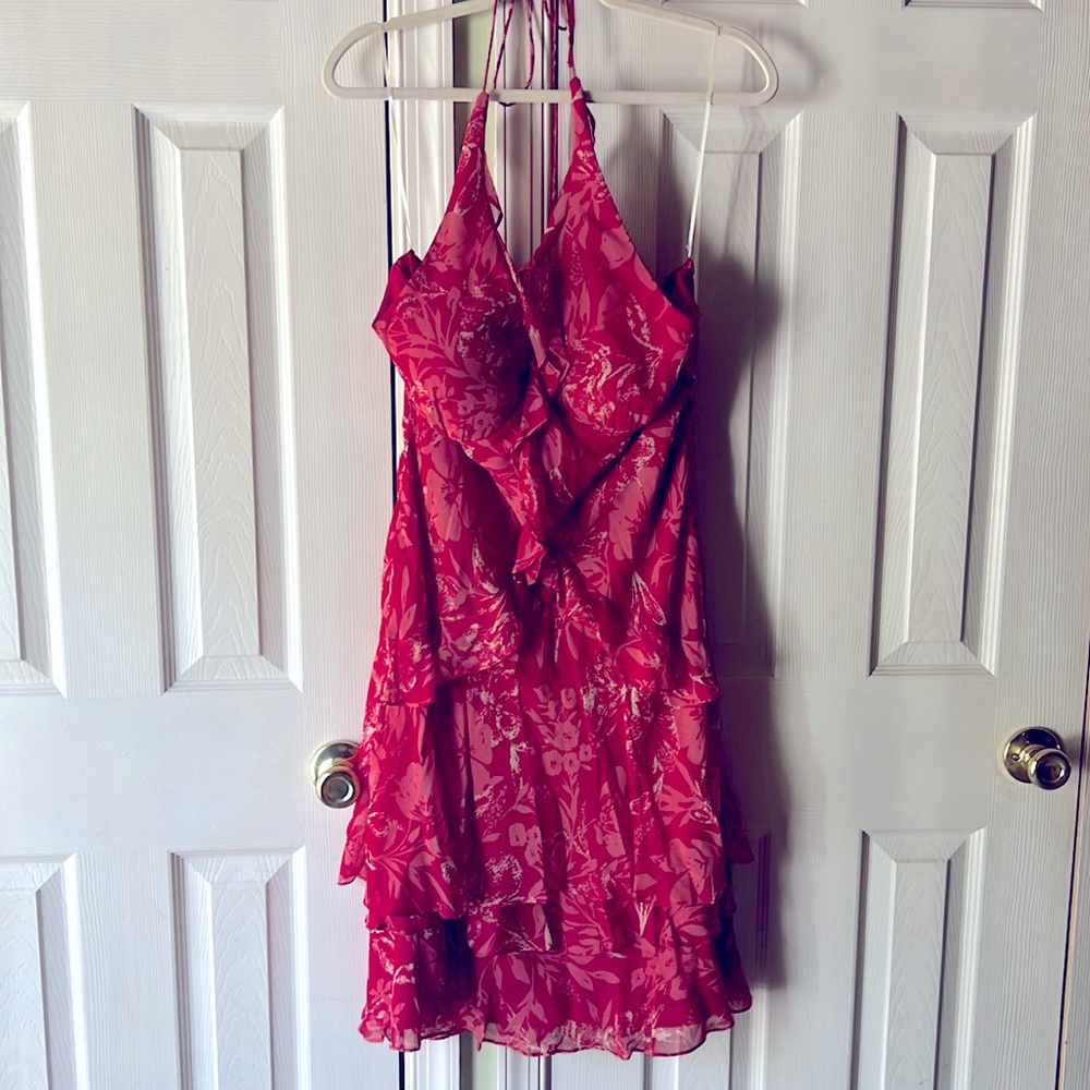 Beautiful wedding guest/date night light and flowy dress